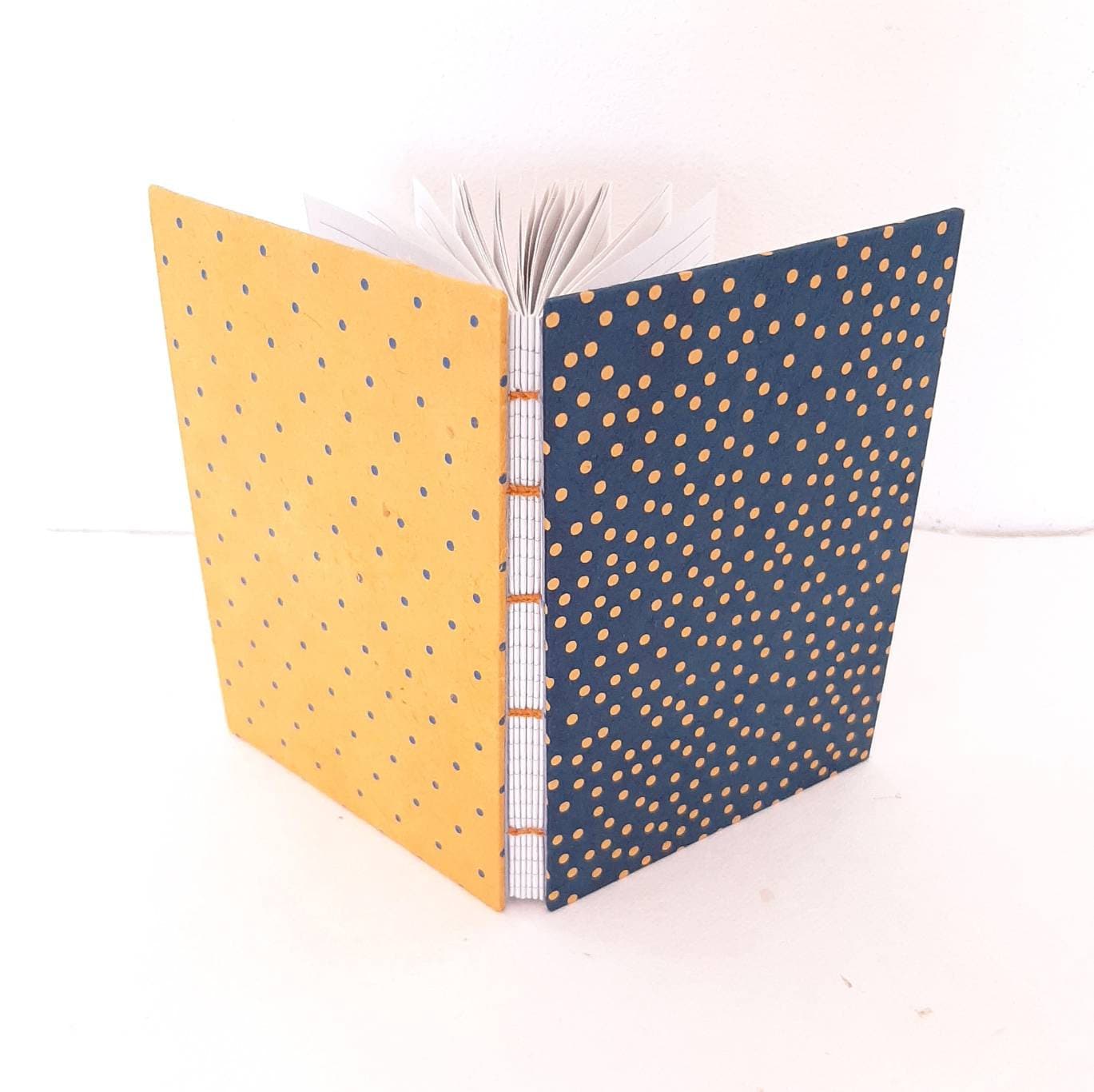 Taccuino A6 con pois in blu e mostarda e pagine in carta riciclata a righe