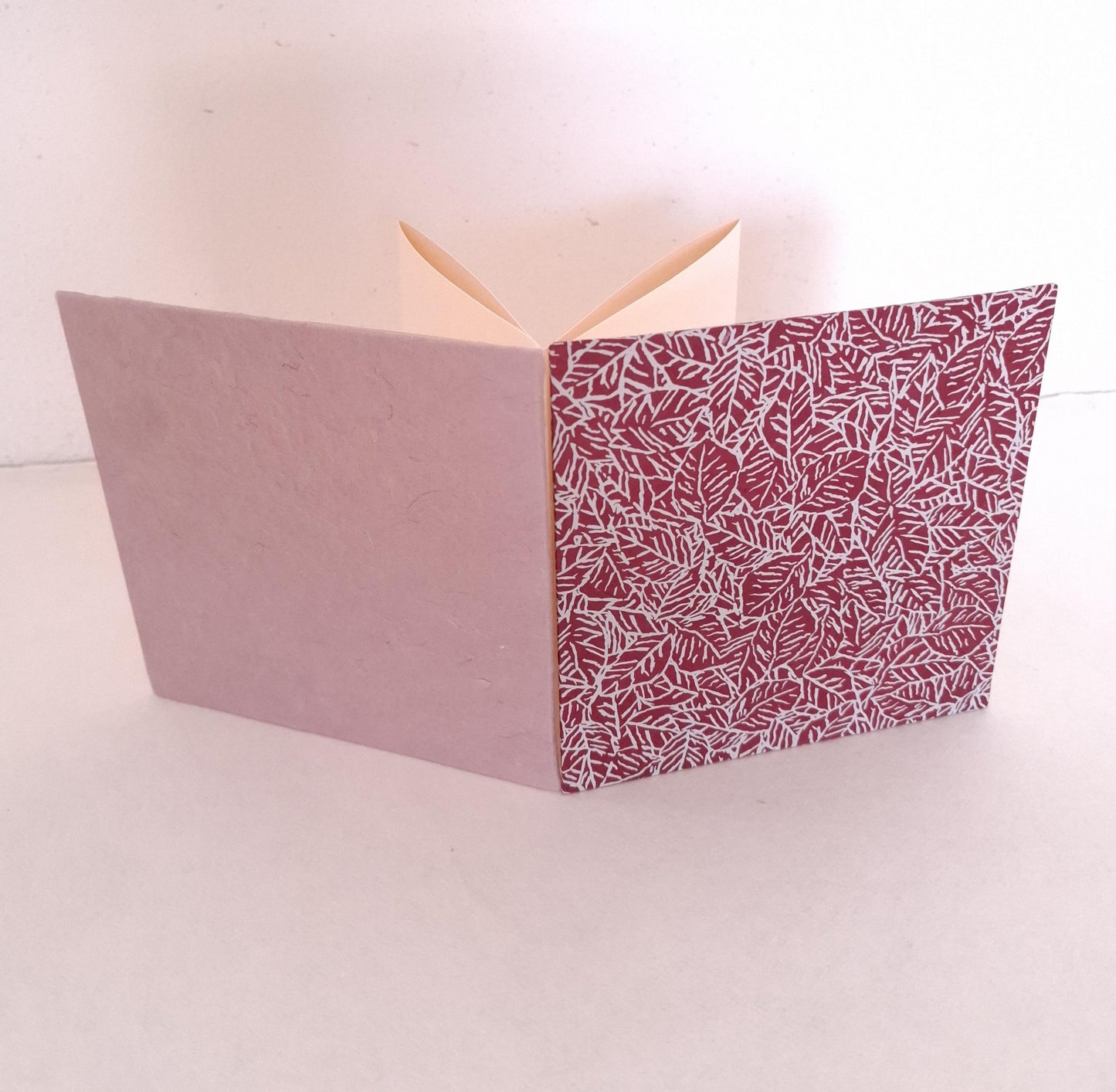 Mini album per istantanee con foglie in malva e bordeaux
