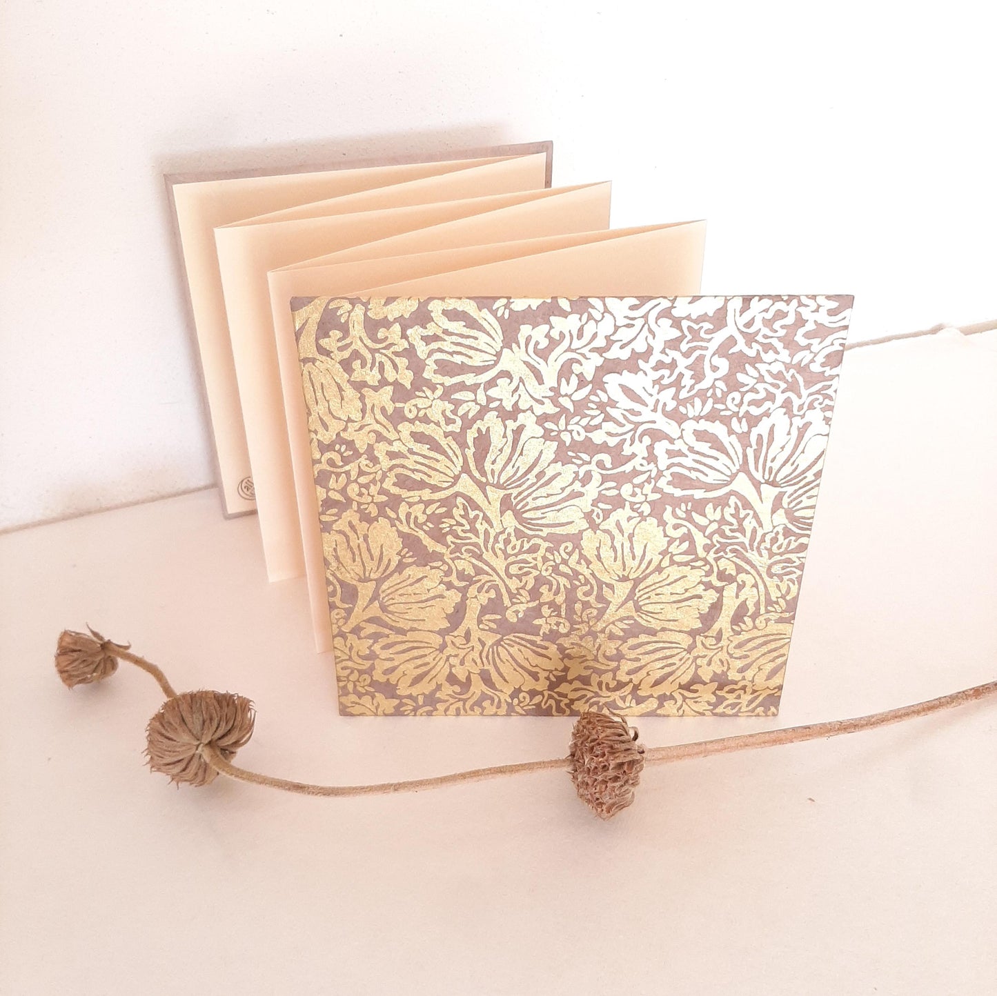 Album Leporello quadrato con fiori vintage in oro e malva