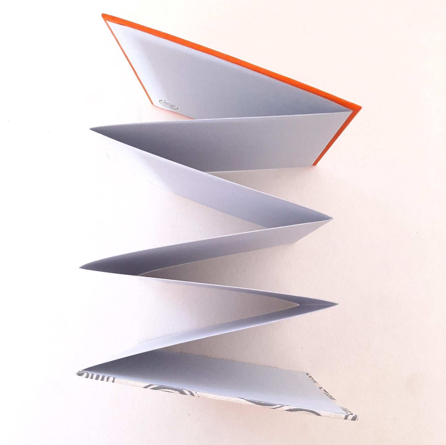 Mini album per istantanee con spirali in grigio e arancio