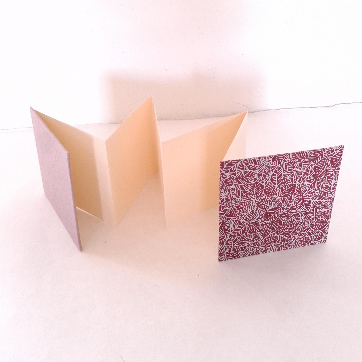 Mini album per istantanee con foglie in malva e bordeaux