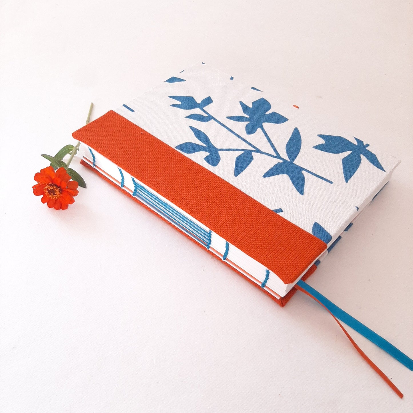 Diario A5 con pagine puntinate foderato in tessuto con foglie blu