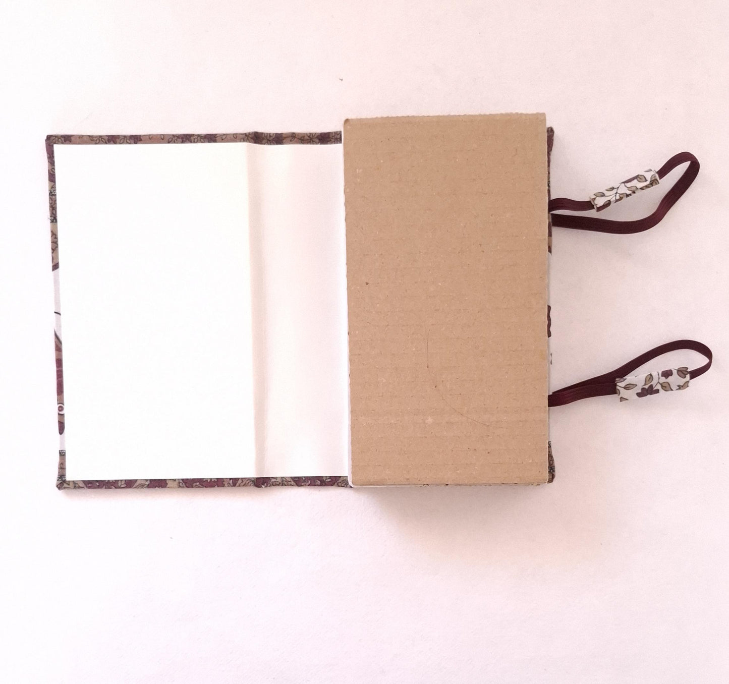 Mini pressa per fiori con elastici e fodera in tessuto con fiori e farfalle