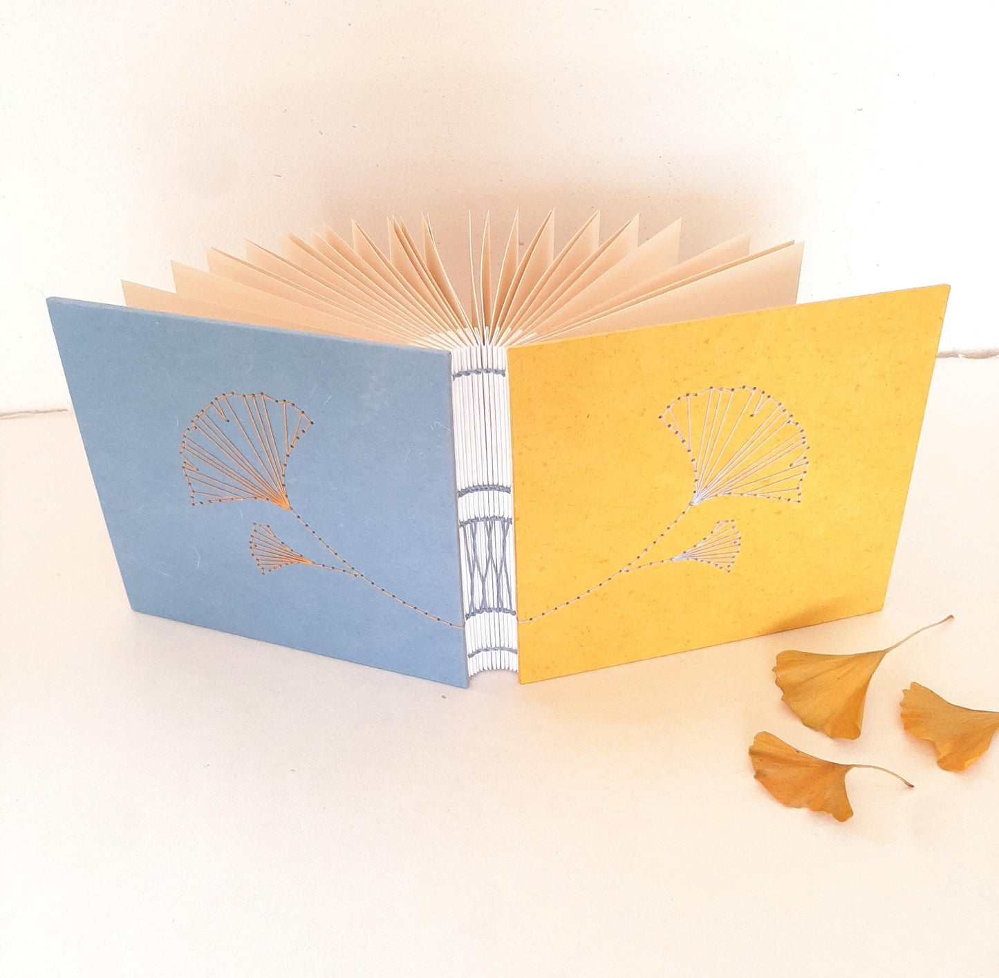 Mini album con foglie di Ginkgo ricamate in copertina