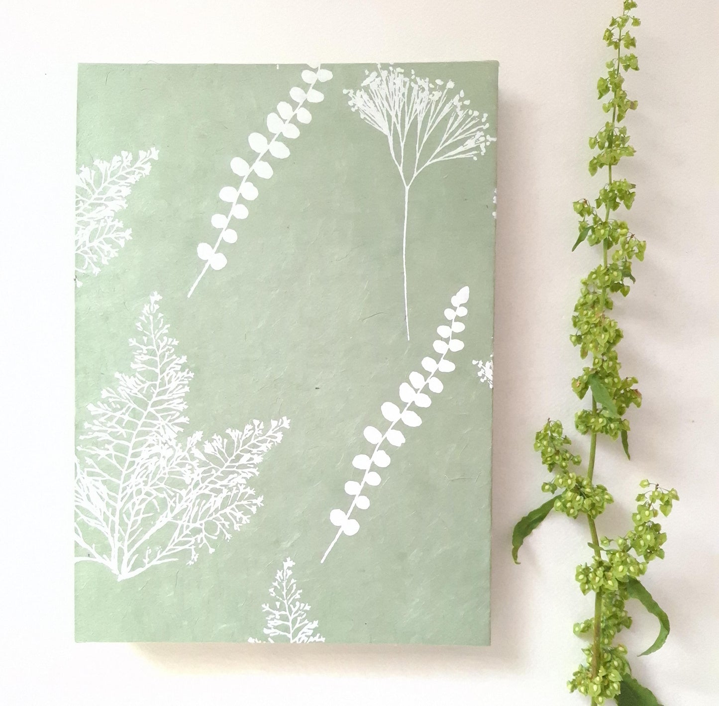 Taccuino A5 con carta riciclata a righe e stampa botanica in verde salvia