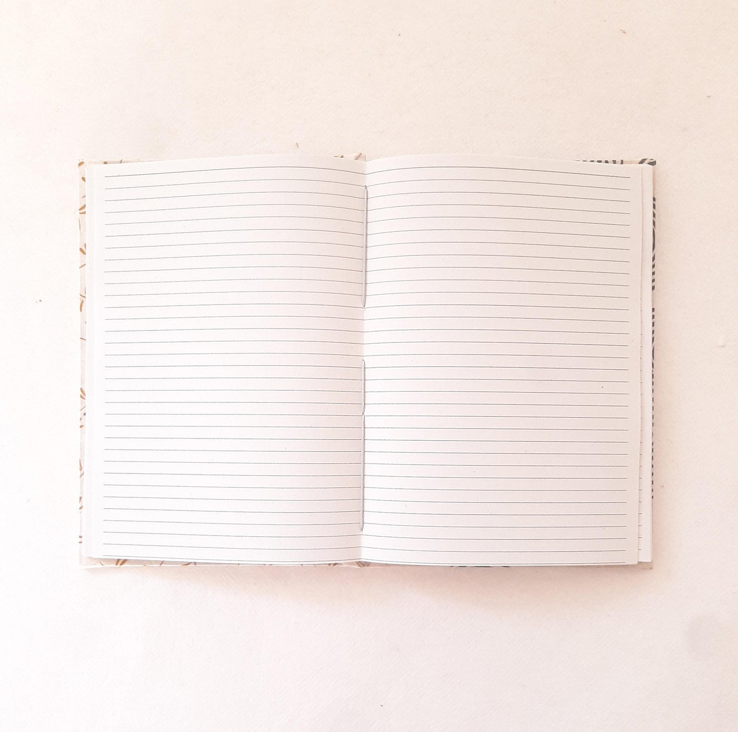 Taccuino A6 con pagine in carta riciclata a righe e libellule miele
