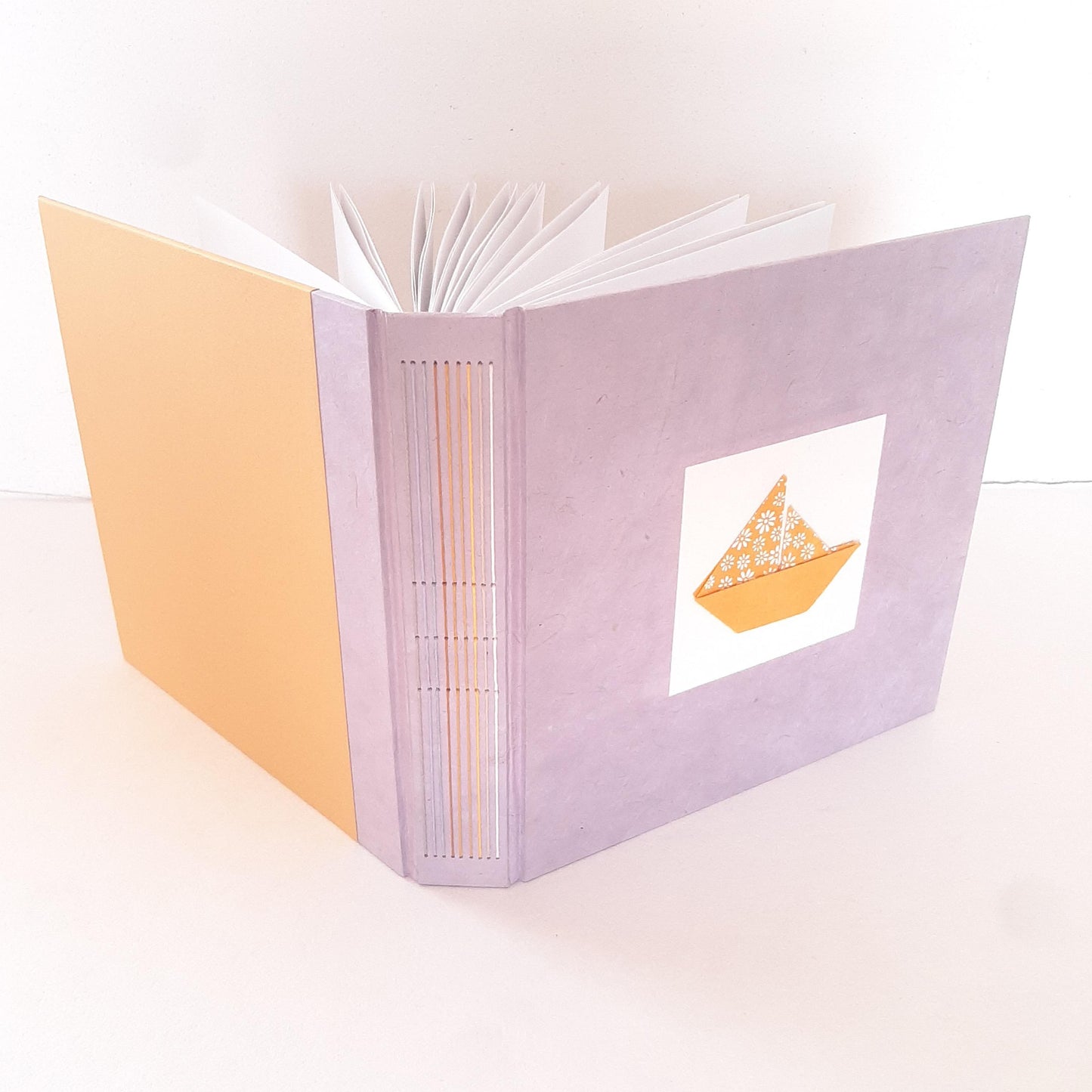 Album nascita con barca origami in lilla e miele