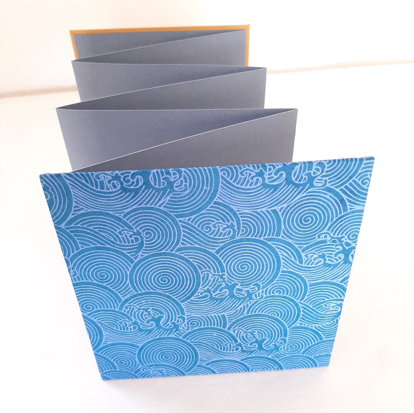 Mini album quadrato a Leporello con stampa Giapponese di onde