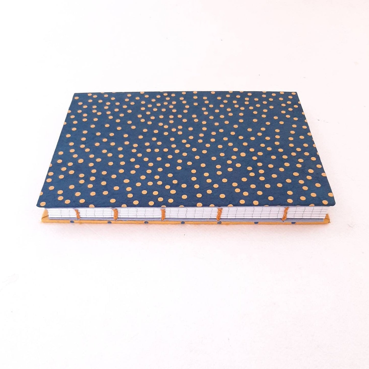 Taccuino A6 con pois in blu e mostarda e pagine in carta riciclata a righe