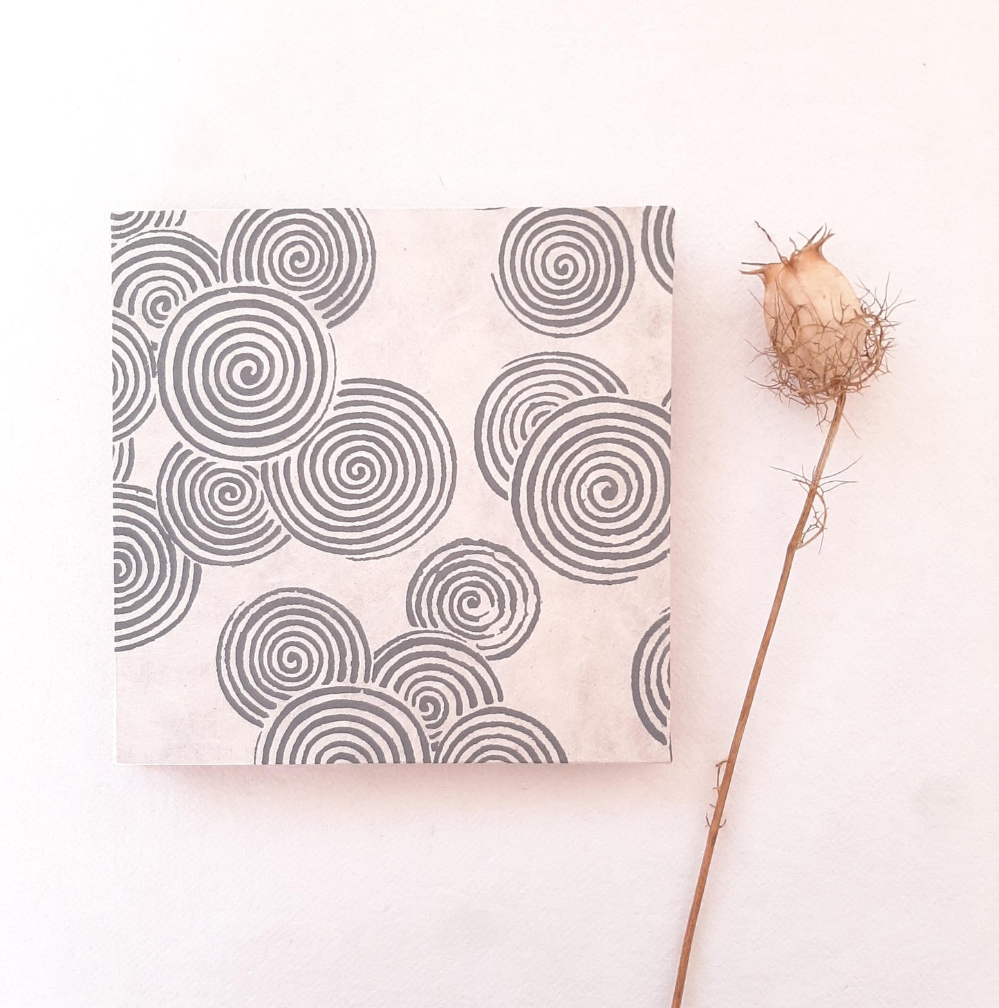 Mini album per istantanee con spirali in grigio e arancio