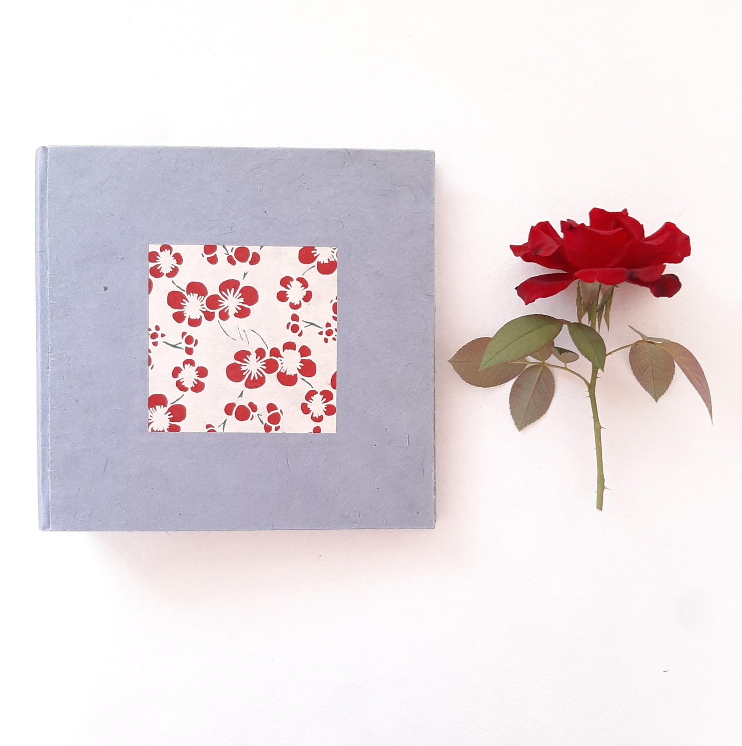 Mini album in stile Giapponese con fiori di ciliegio in rosso e pervinca