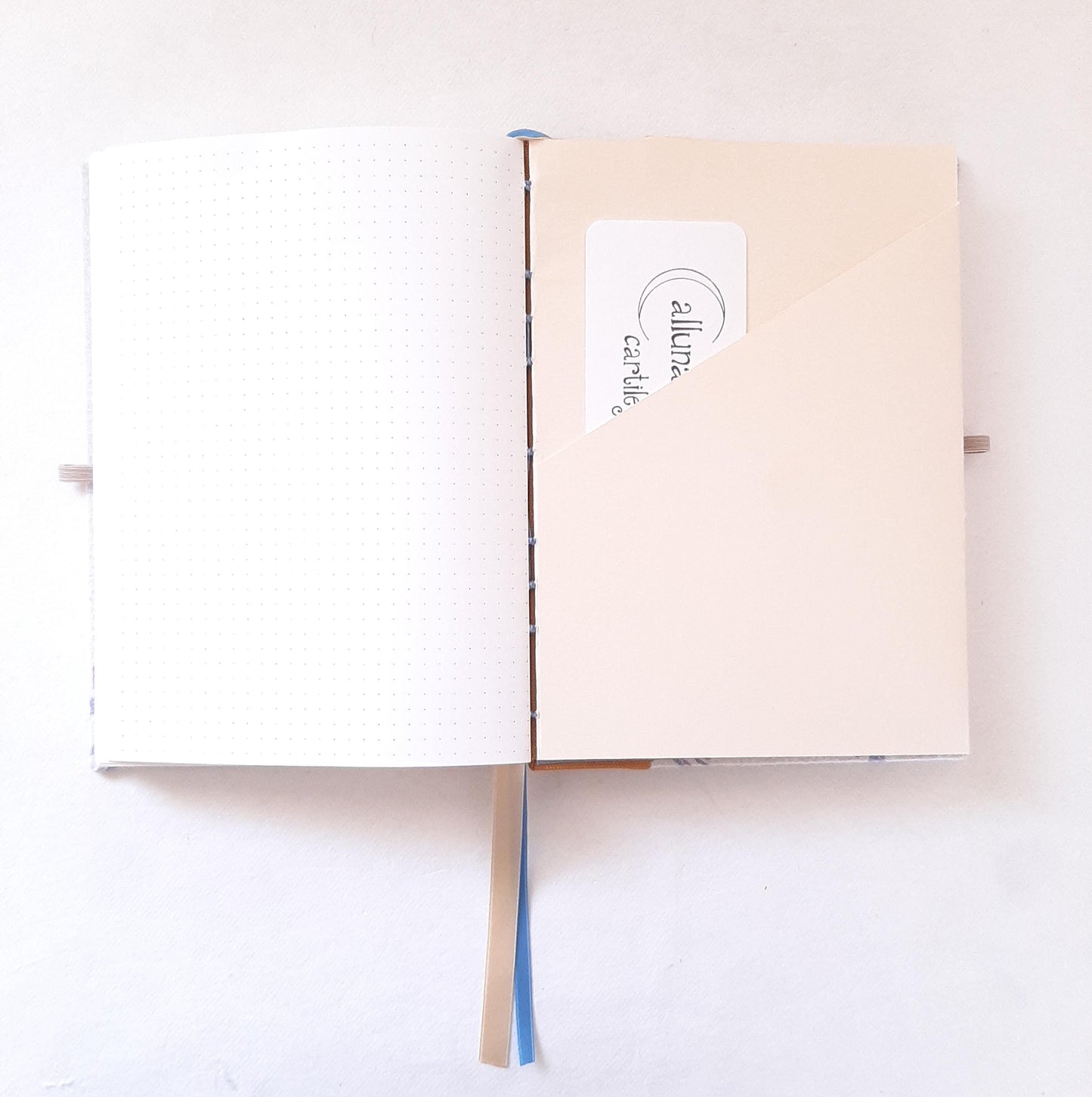 Diario A5 con pagine puntinate e fiori in mostarda e pervinca