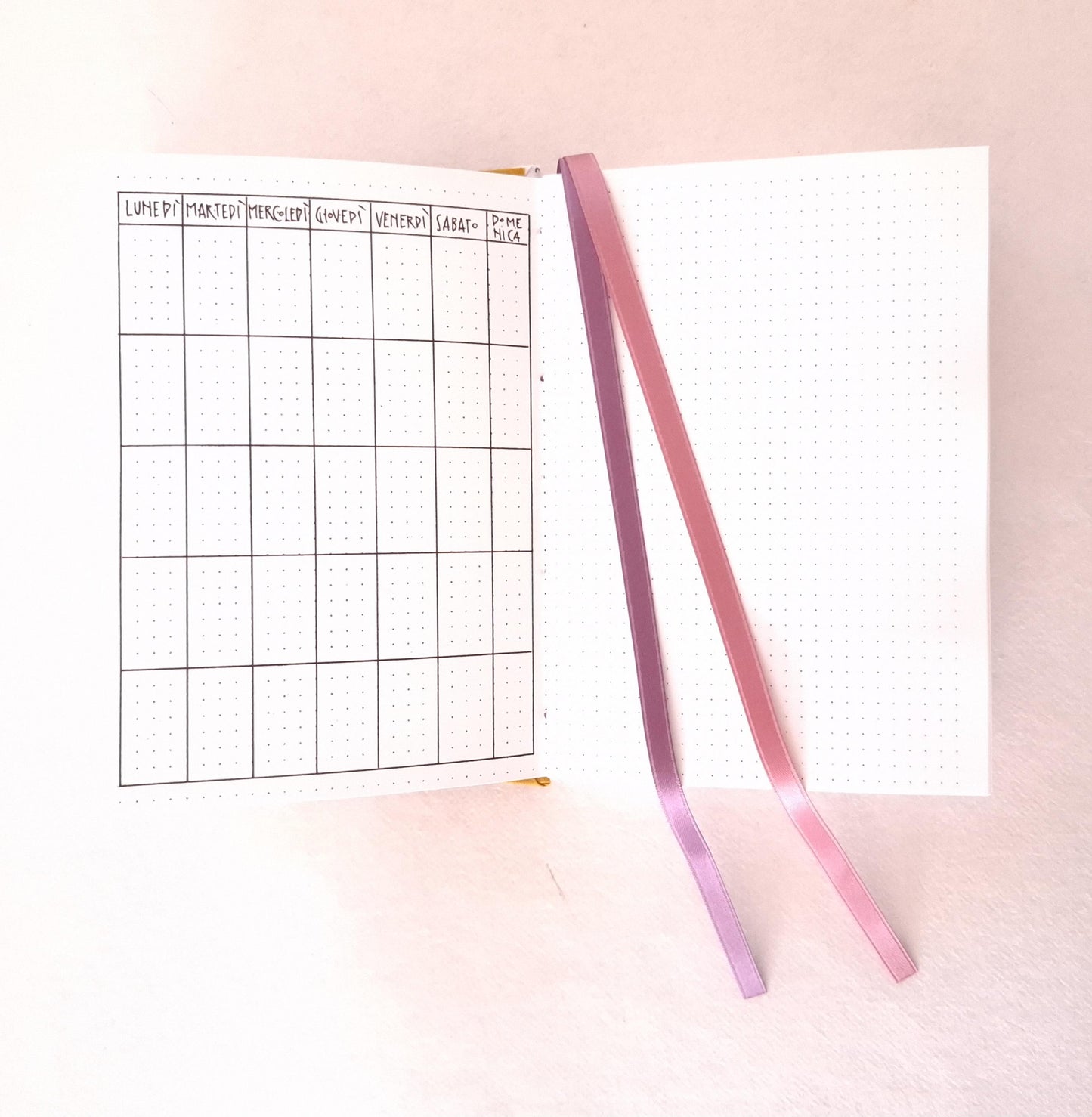 Agenda settimanale A6 rivestita in tessuto con stelle in miele e rosa