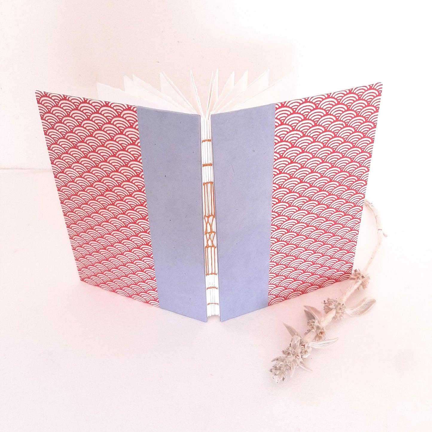 Taccuino per acquerello con onde Seigaiha in rosso e lavanda