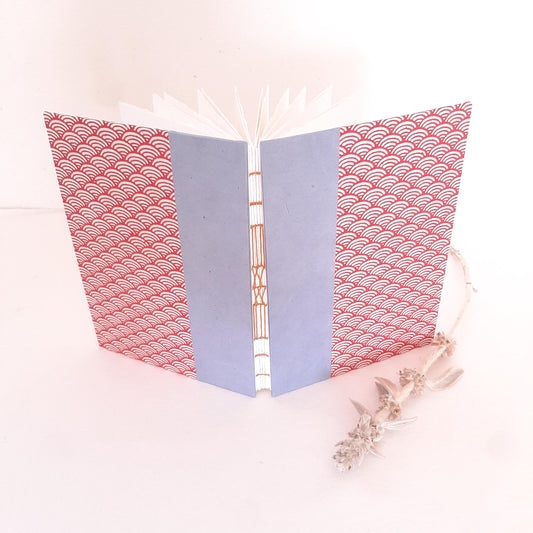 Taccuino per acquerello con onde Seigaiha in rosso e lavanda