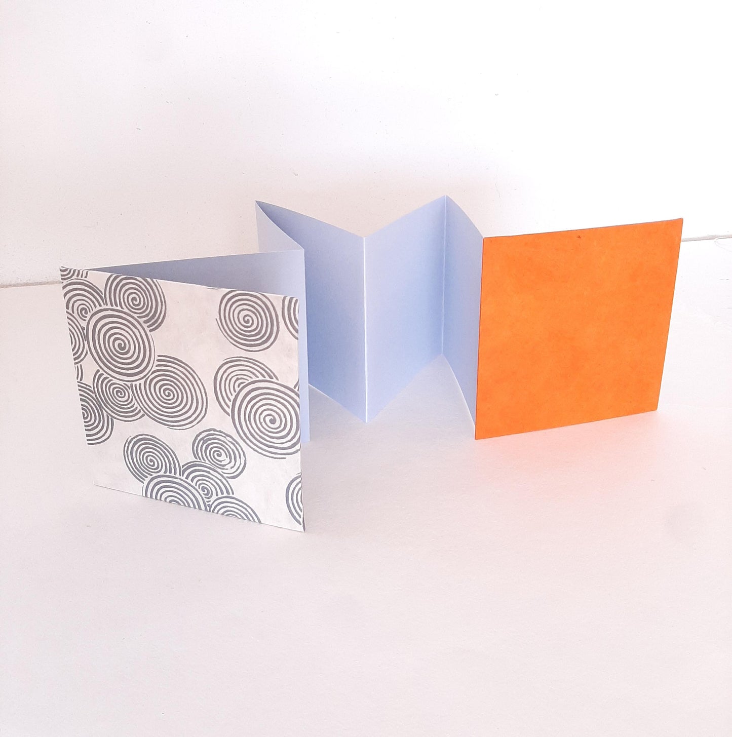 Mini album per istantanee con spirali in grigio e arancio