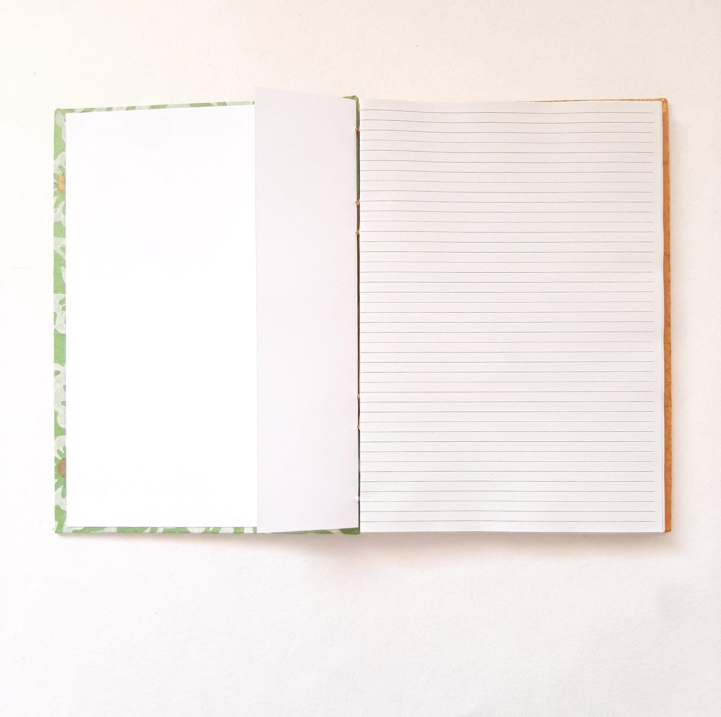 Diario A5 con fiori in verde e oro e pagine in carta riciclata a righe