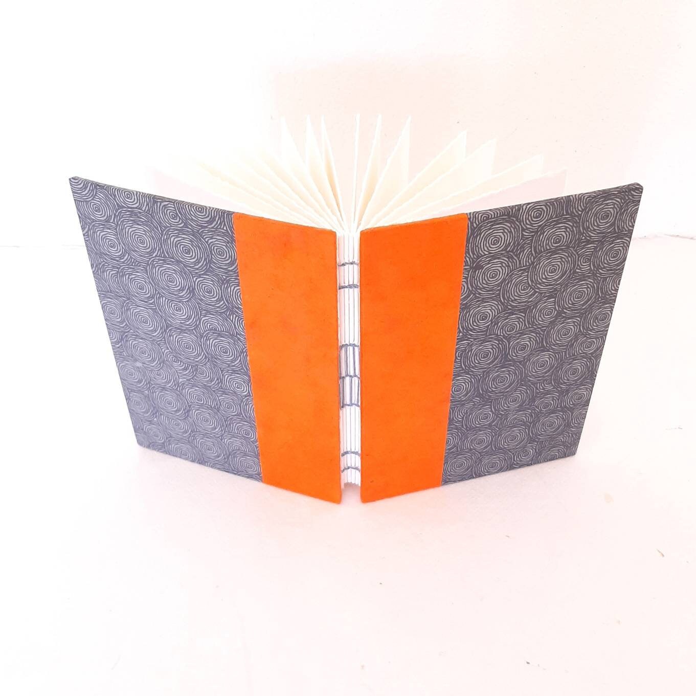 Mini taccuino per acquerello rilegato a mano con spirali in grigio e arancione
