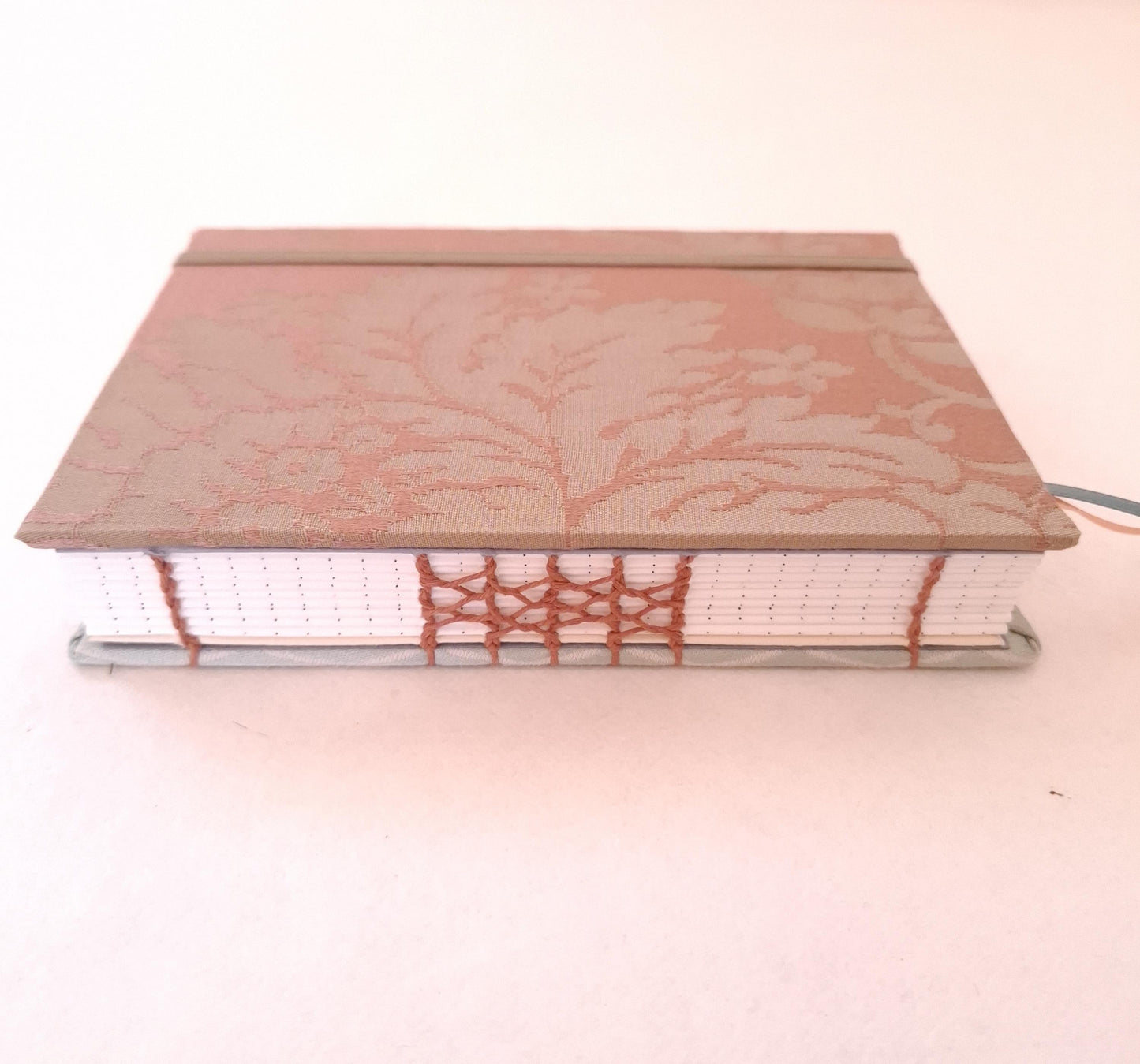 Taccuino A6 con pagine puntinate rivestito in tessuto floreale vintage