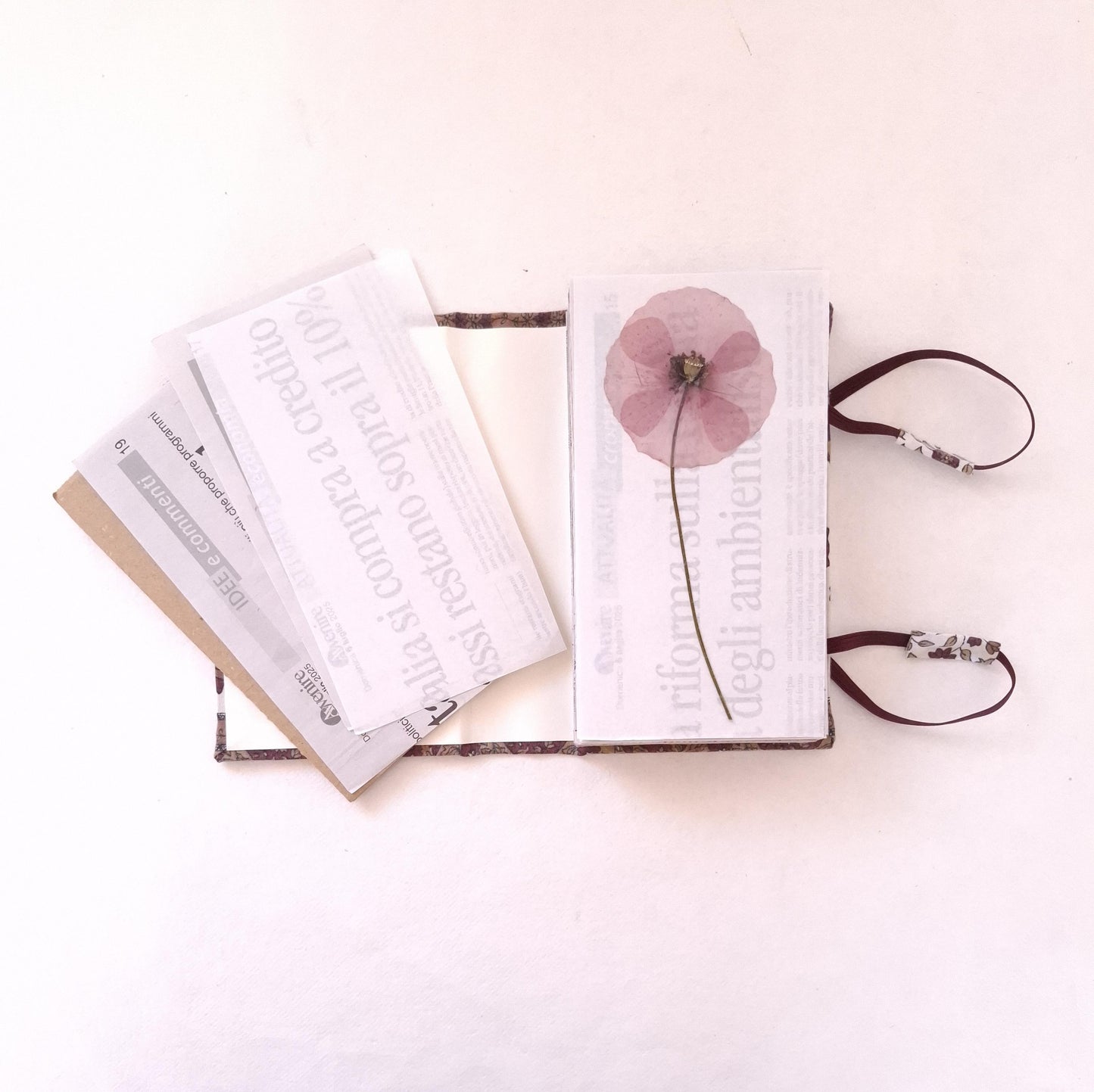 Mini pressa per fiori con elastici e fodera in tessuto con fiori e farfalle