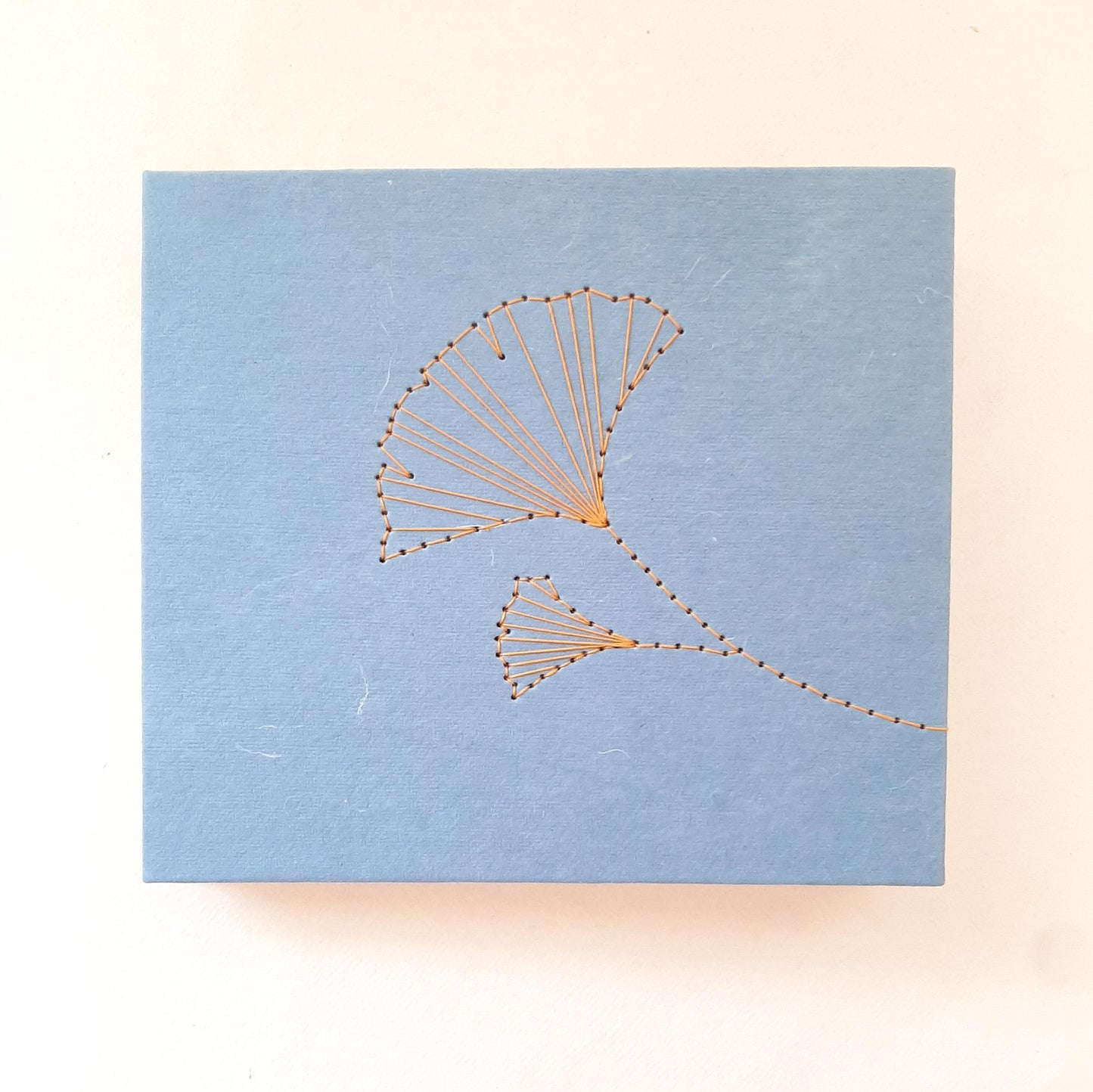 Mini album con foglie di Ginkgo ricamate in copertina