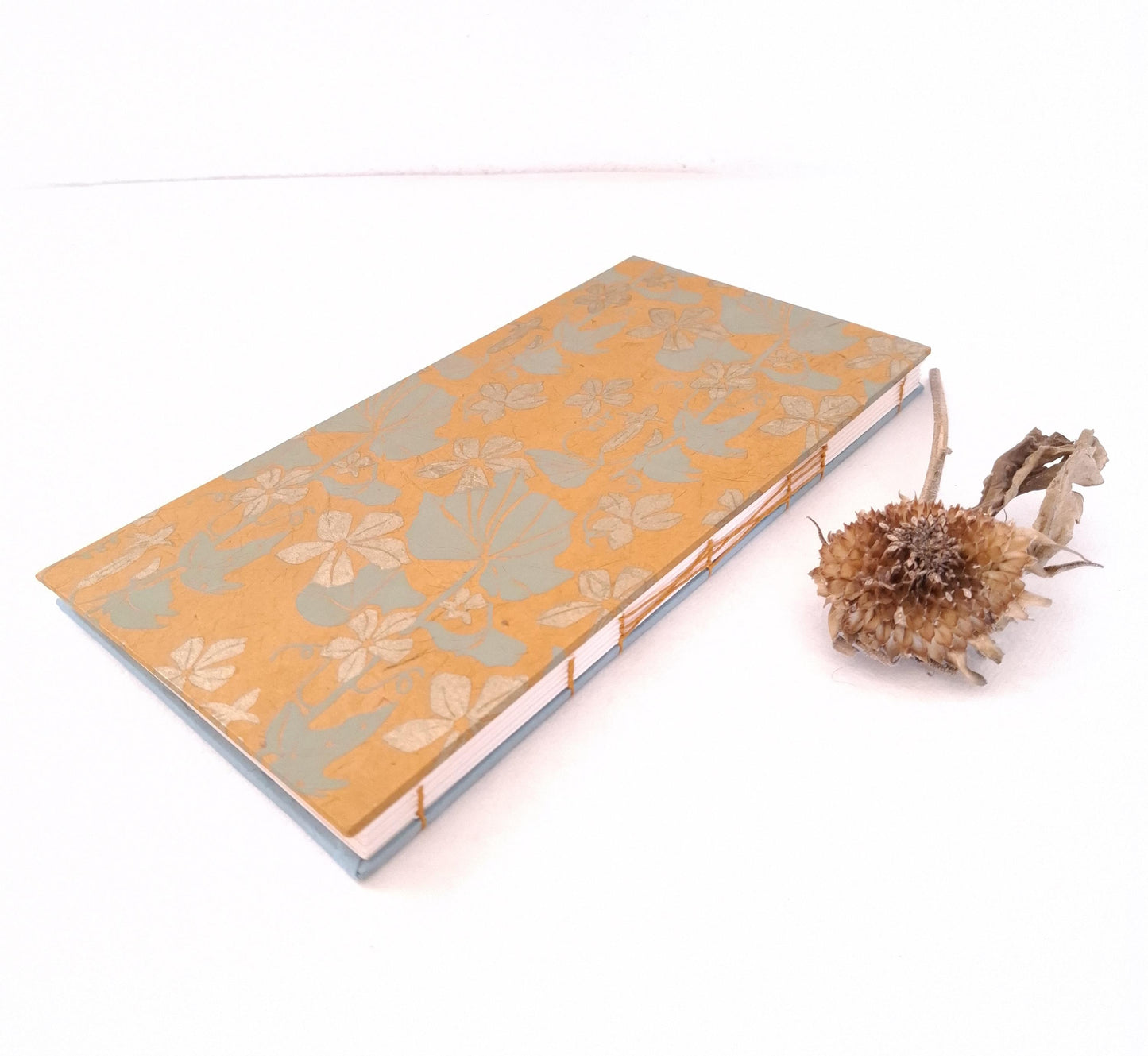Taccuino con pagine avorio e copertine floreali in ocra, oro e verde acqua