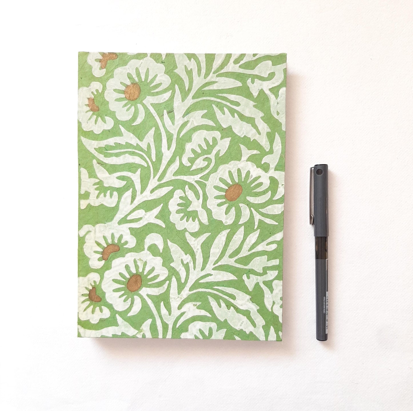 Diario A5 con fiori in verde e oro e pagine in carta riciclata a righe