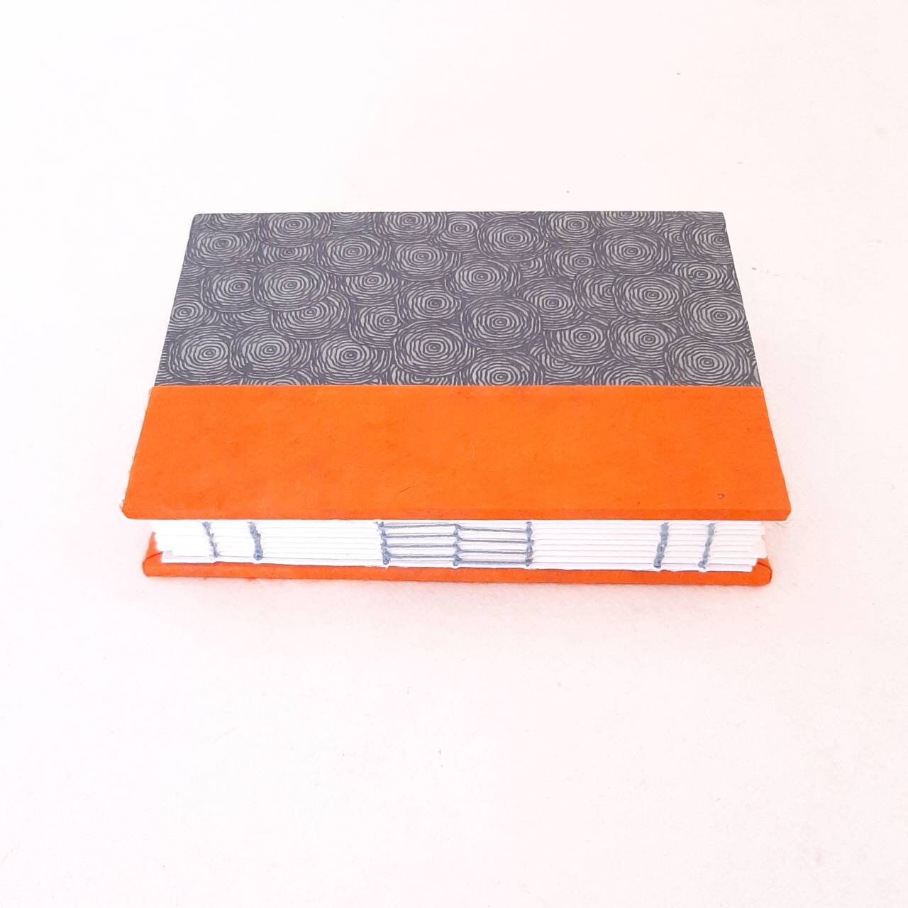 Mini taccuino per acquerello rilegato a mano con spirali in grigio e arancione