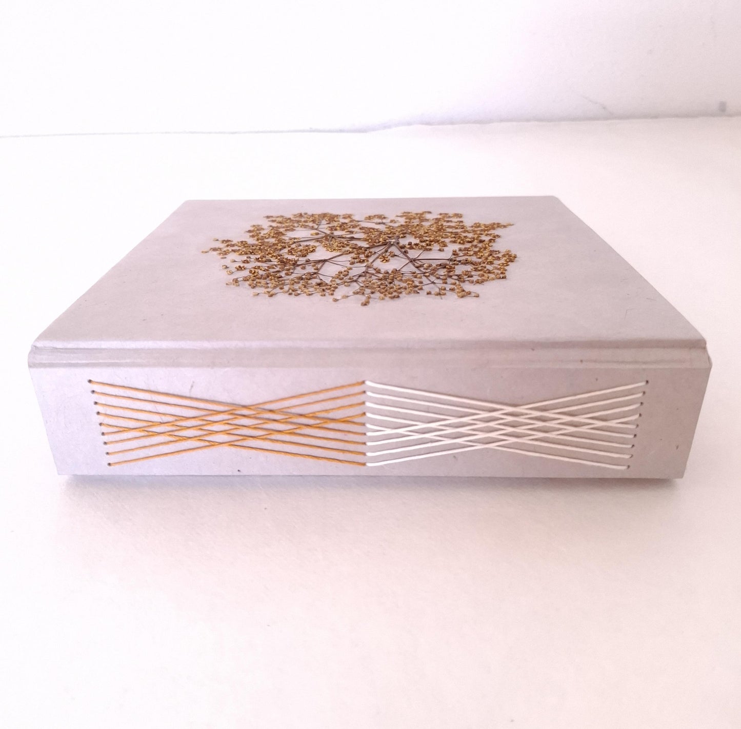 Album fotografico quadrato in malva e miele con fiore di Sambuco pressato