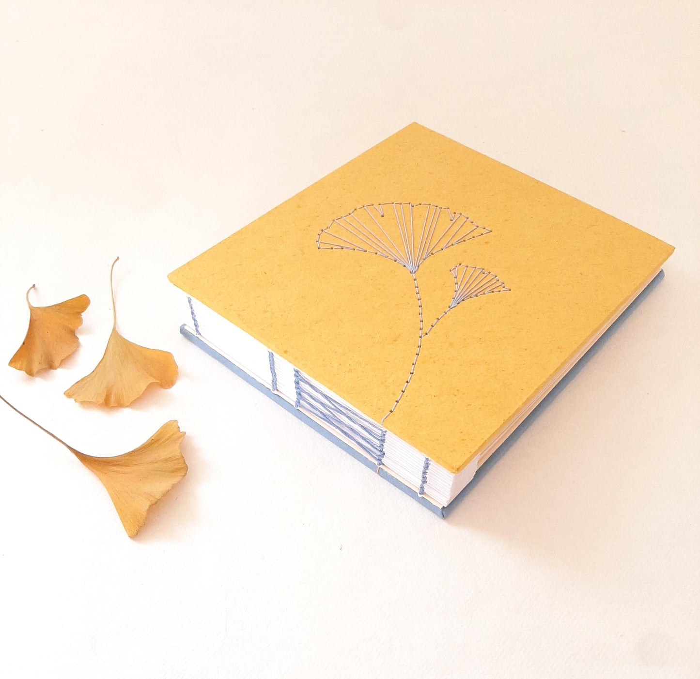 Mini album con foglie di Ginkgo ricamate in copertina