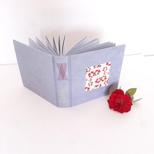 Mini album in stile Giapponese con fiori di ciliegio in rosso e pervinca