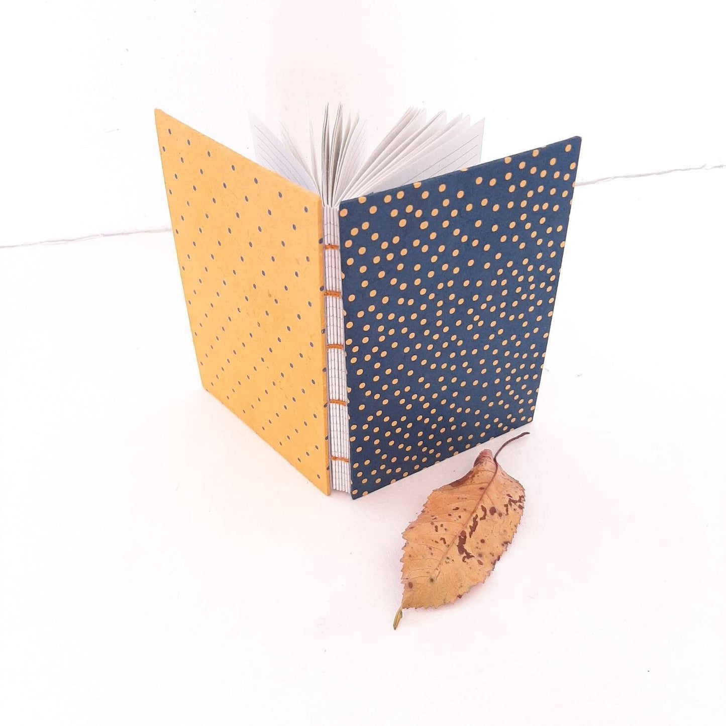 Taccuino A6 con pois in blu e mostarda e pagine in carta riciclata a righe
