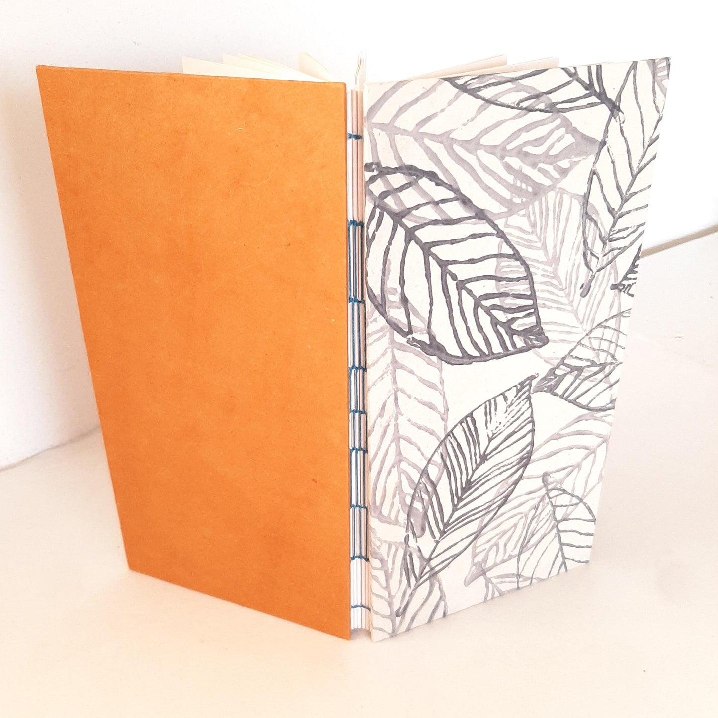 Taccuino per artista con stampa botanica di foglie in blu e ruggine