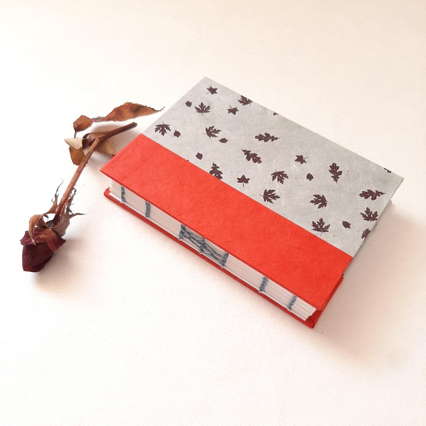 Mini taccuino da acquerello con foglie in rosso e azzurro carta da zucchero