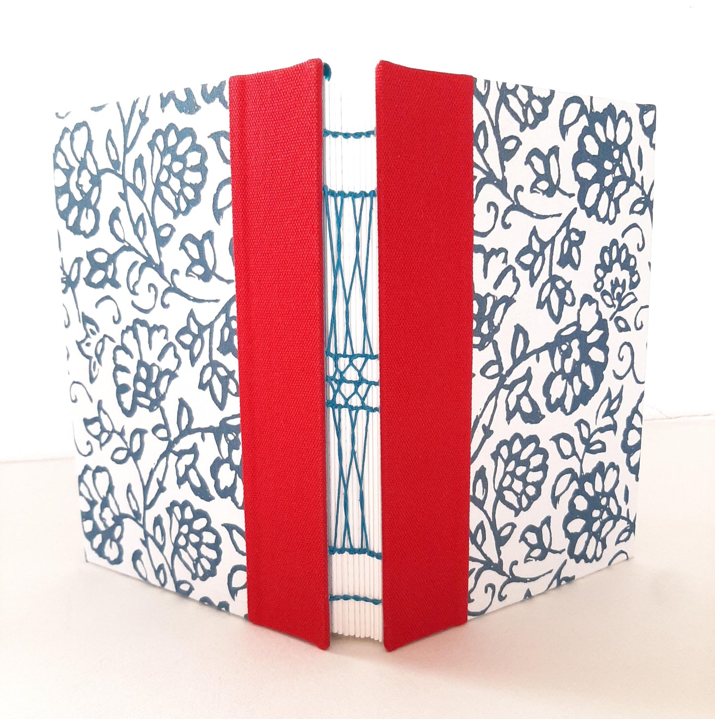 Taccuino A5 con pagine puntinate rivestito in tessuto floreale blu