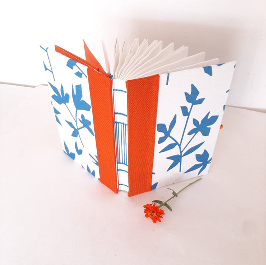 Diario A5 con pagine puntinate foderato in tessuto con foglie blu