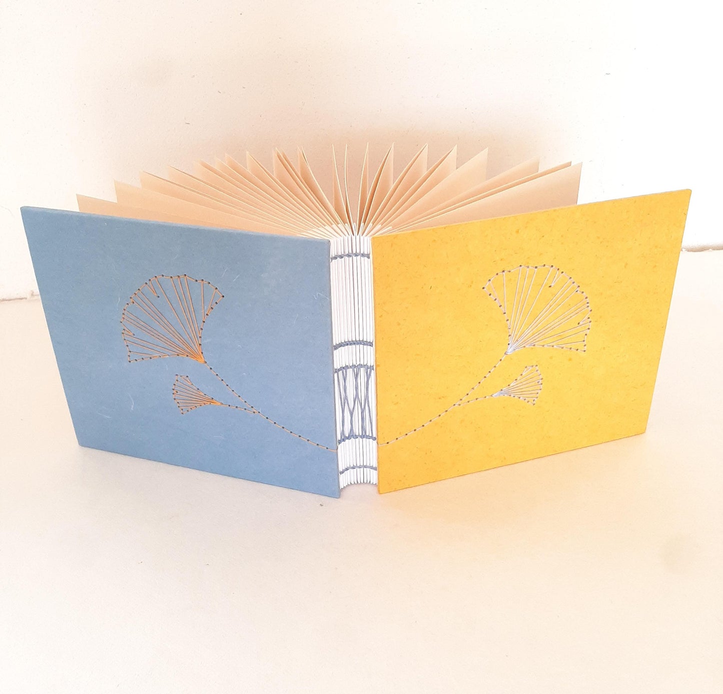 Mini album con foglie di Ginkgo ricamate in copertina