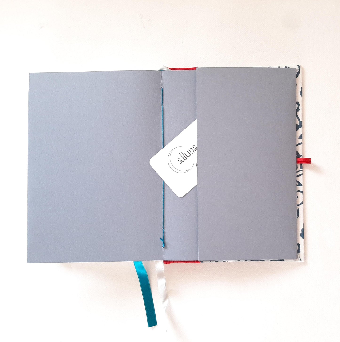 Taccuino A5 con pagine puntinate rivestito in tessuto floreale blu