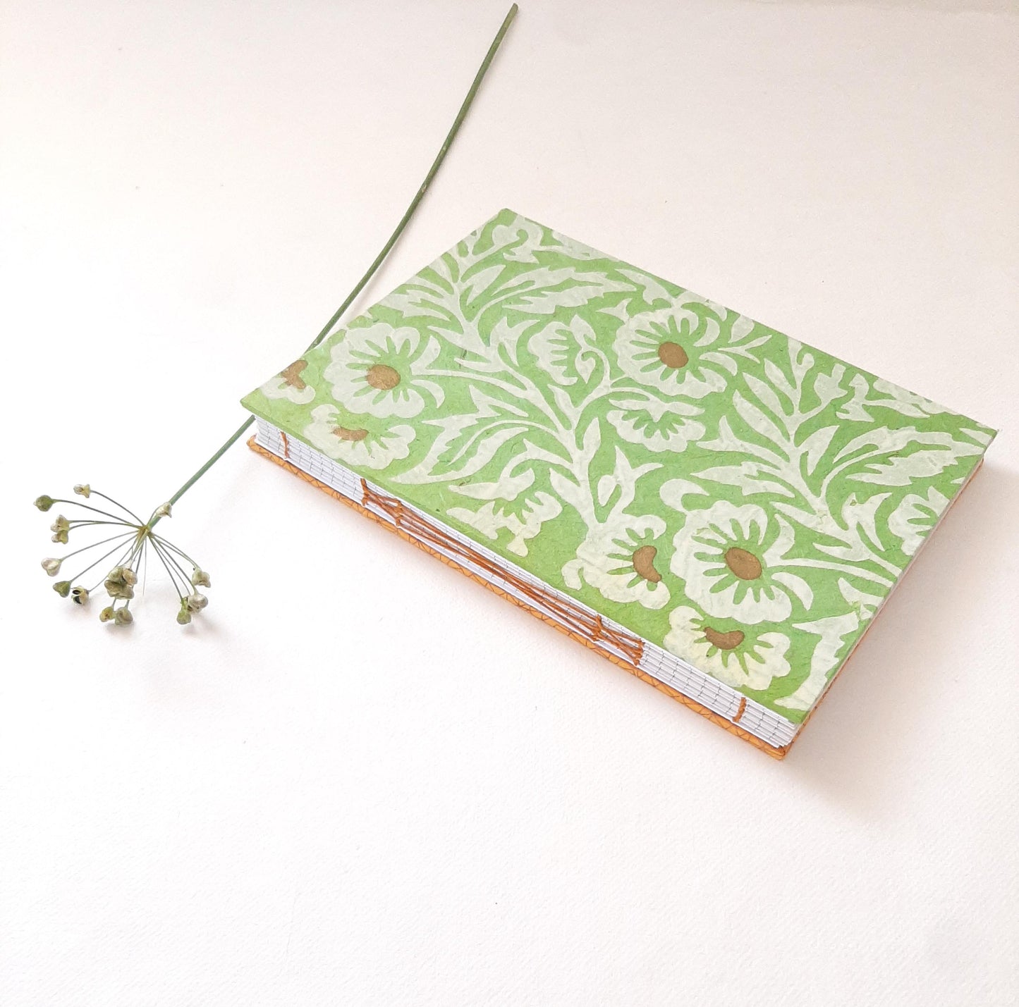 Diario A5 con fiori in verde e oro e pagine in carta riciclata a righe