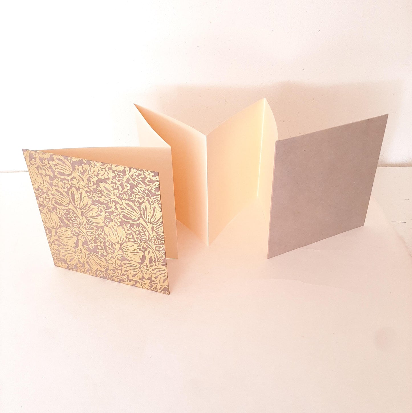 Album Leporello quadrato con fiori vintage in oro e malva