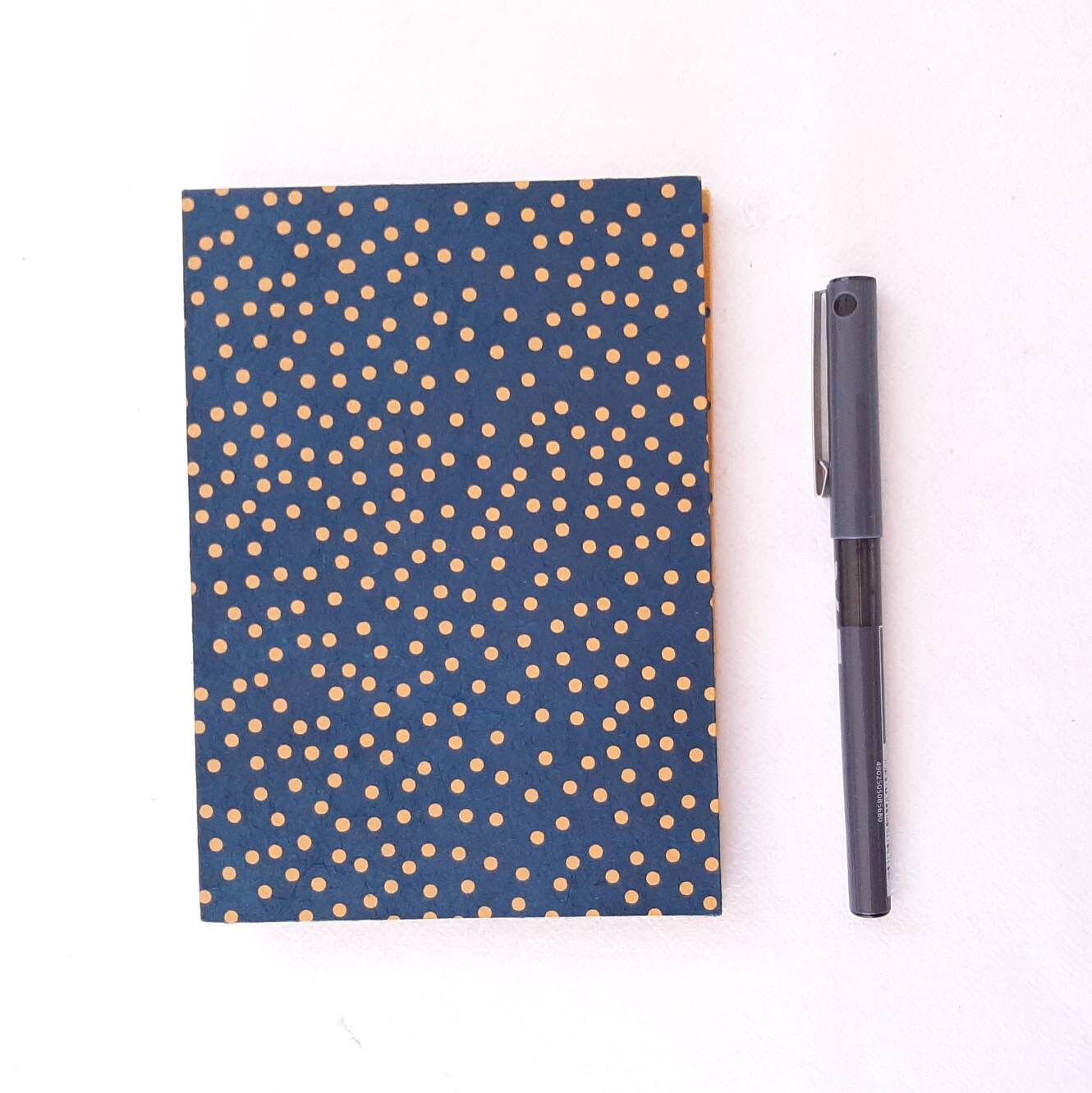 Taccuino A6 con pois in blu e mostarda e pagine in carta riciclata a righe