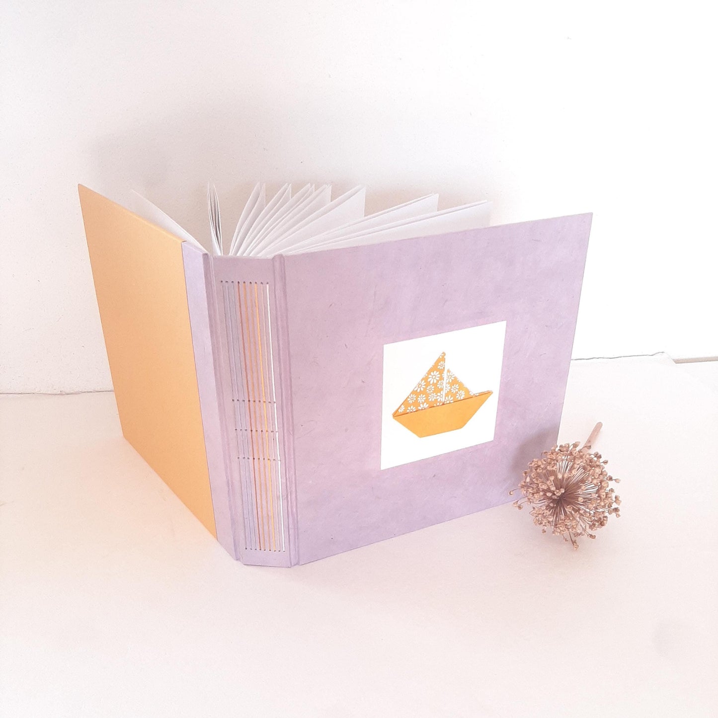 Album nascita con barca origami in lilla e miele