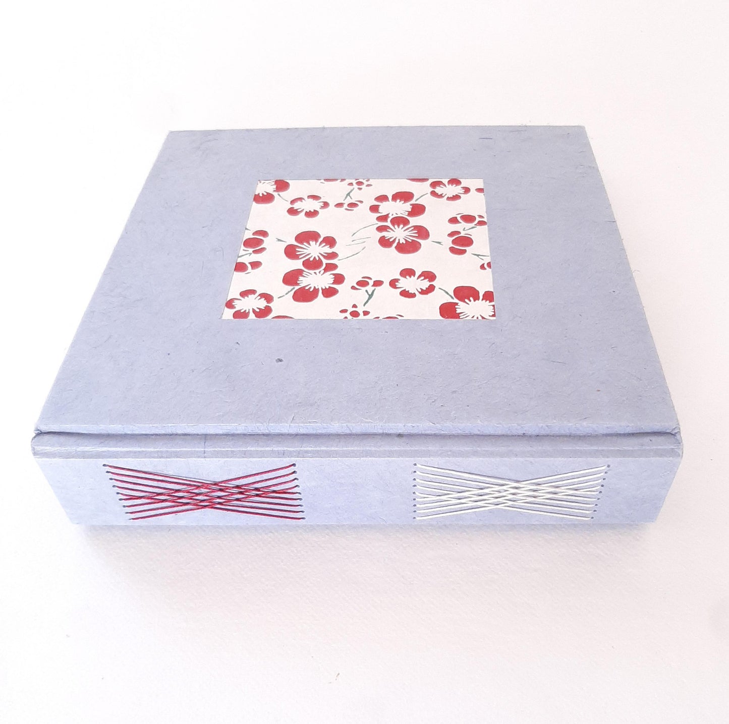 Mini album in stile Giapponese con fiori di ciliegio in rosso e pervinca