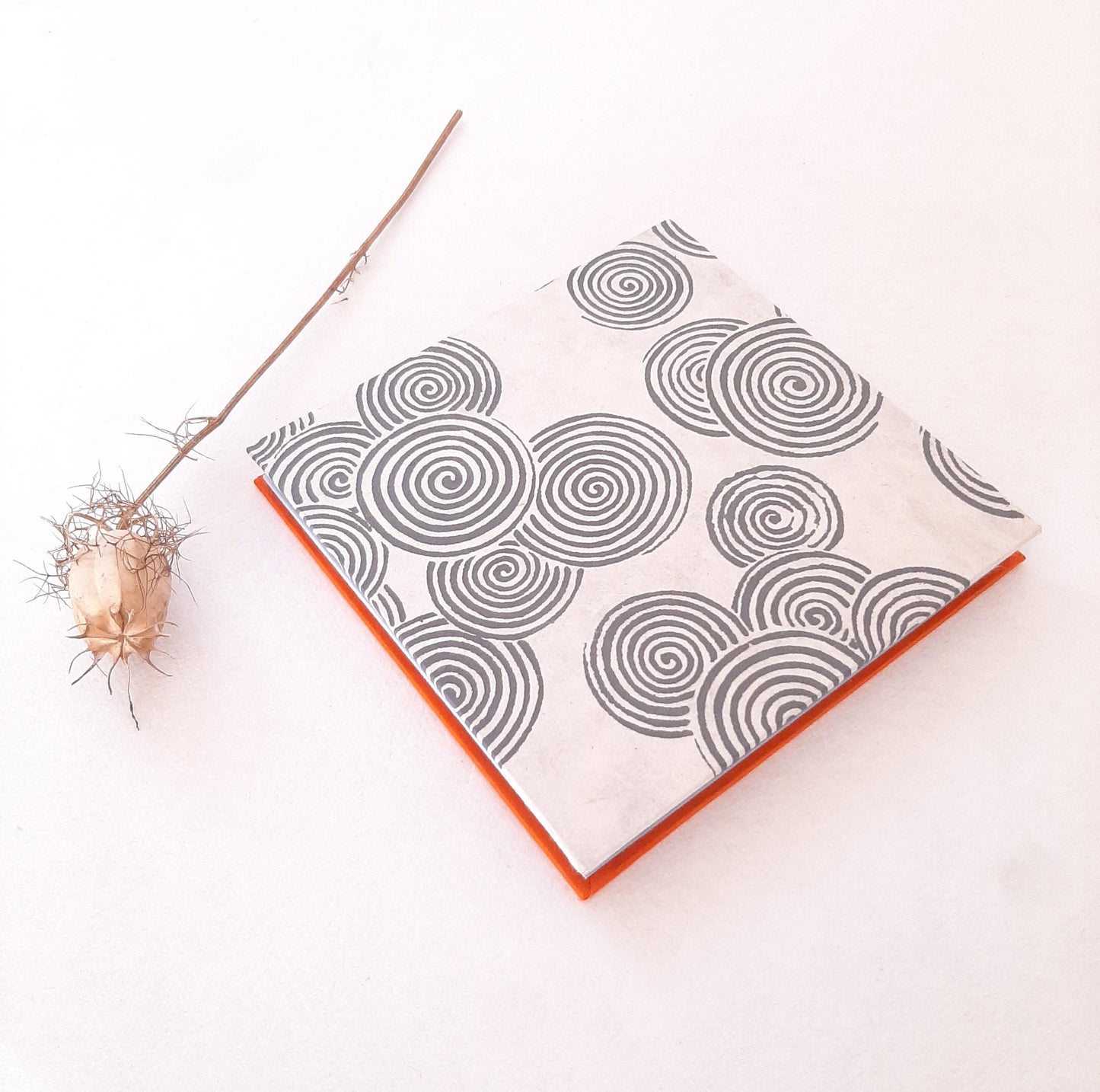 Mini album per istantanee con spirali in grigio e arancio