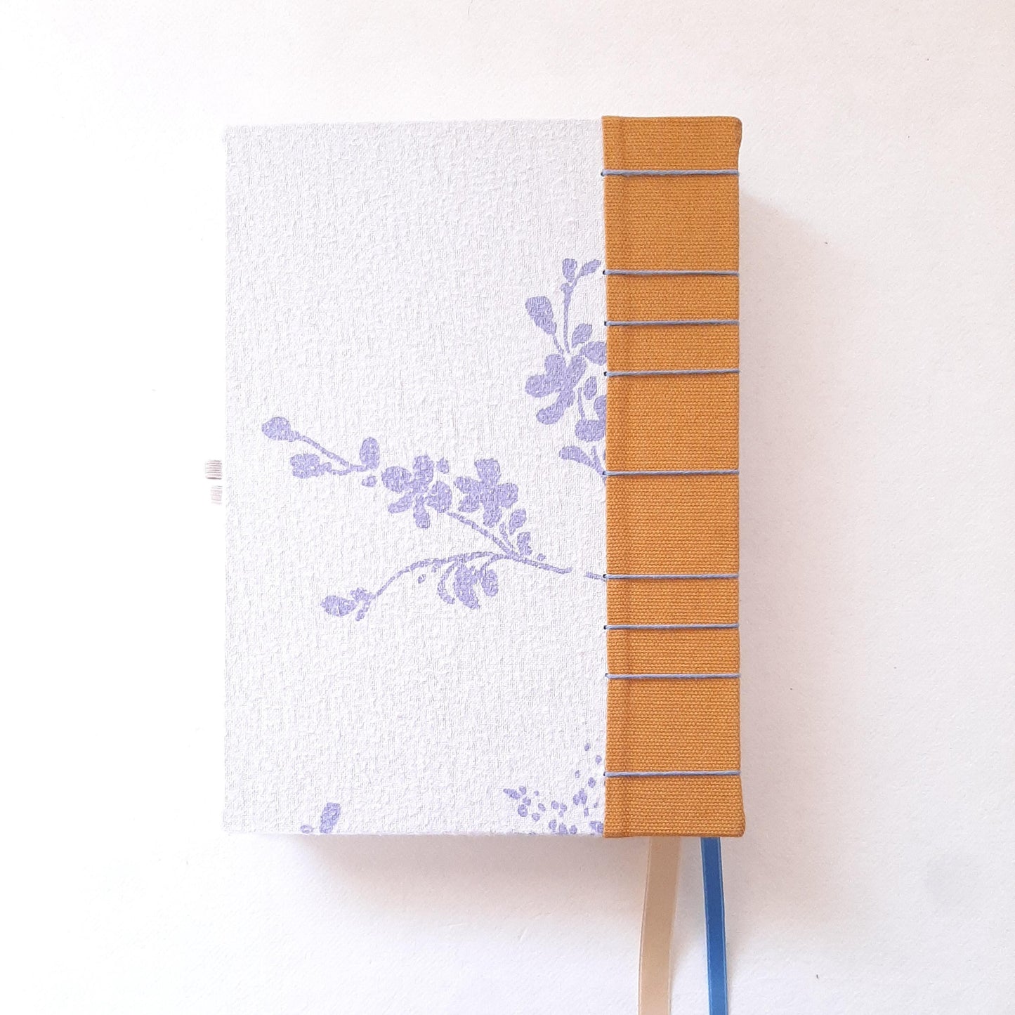 Diario A5 con pagine puntinate e fiori in mostarda e pervinca