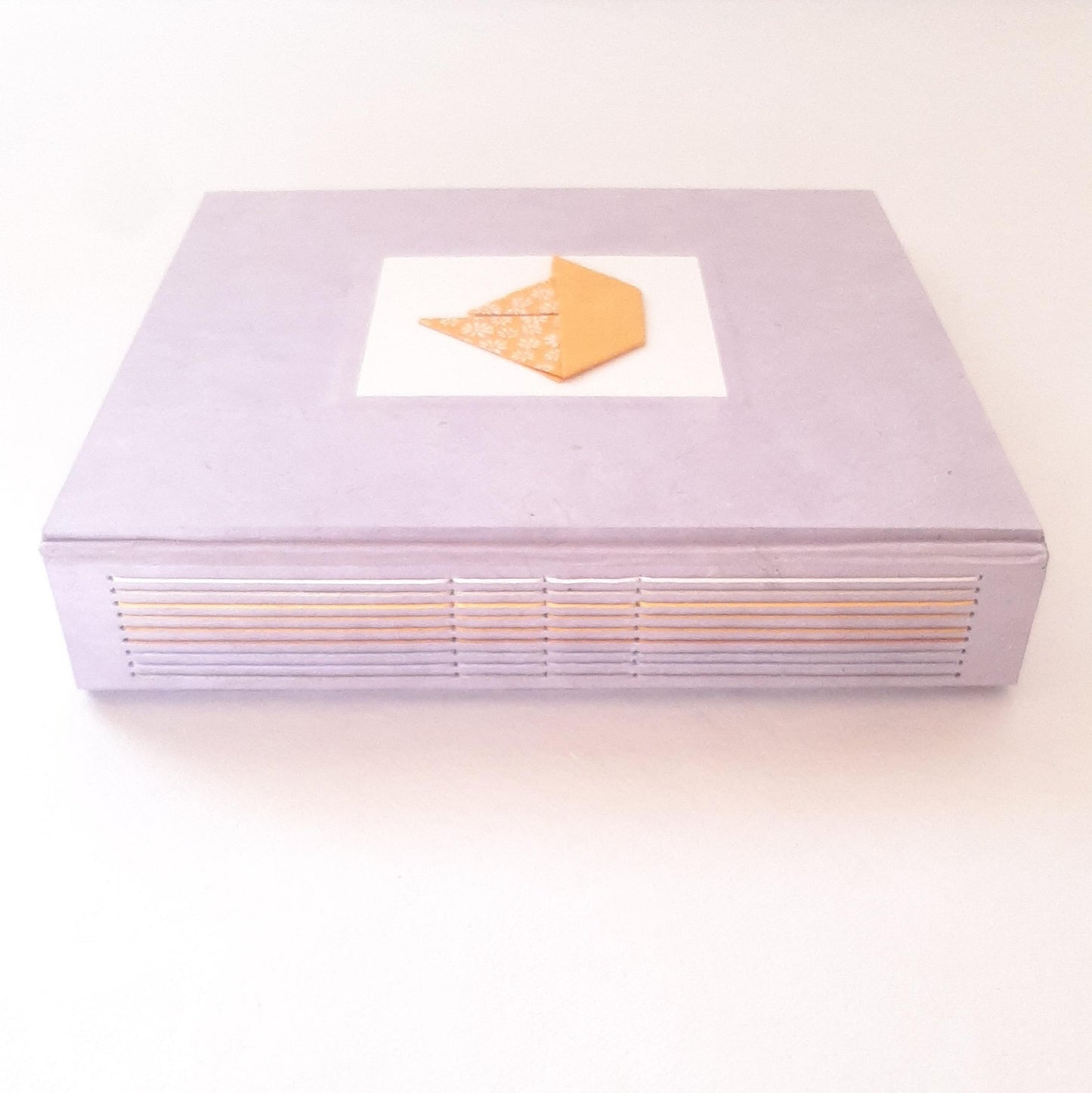 Album nascita con barca origami in lilla e miele