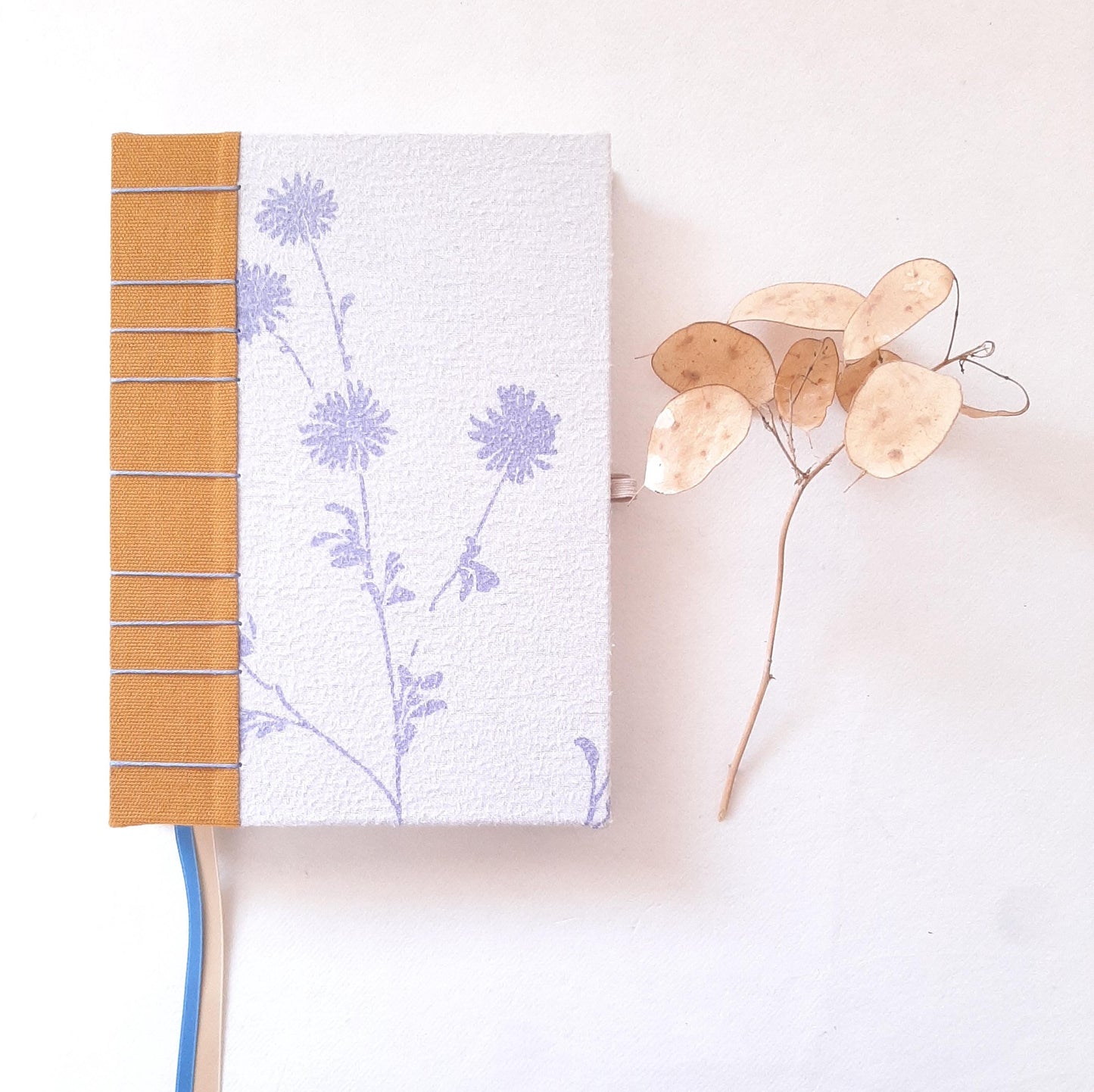 Diario A5 con pagine puntinate e fiori in mostarda e pervinca