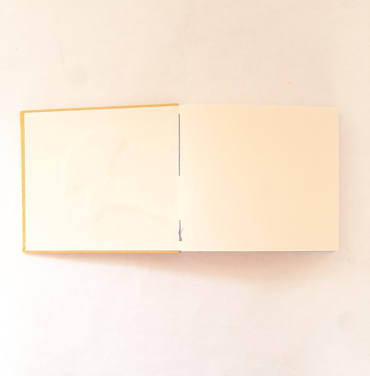 Mini album con foglie di Ginkgo ricamate in copertina