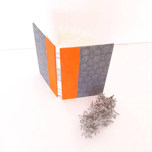 Mini taccuino per acquerello rilegato a mano con spirali in grigio e arancione