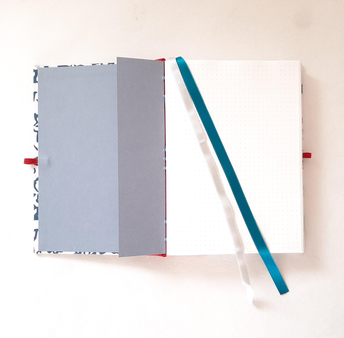 Taccuino A5 con pagine puntinate rivestito in tessuto floreale blu